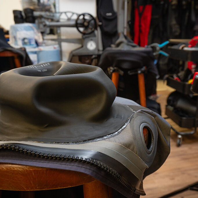 Trockentauchanzug Halsmanschette wechseln